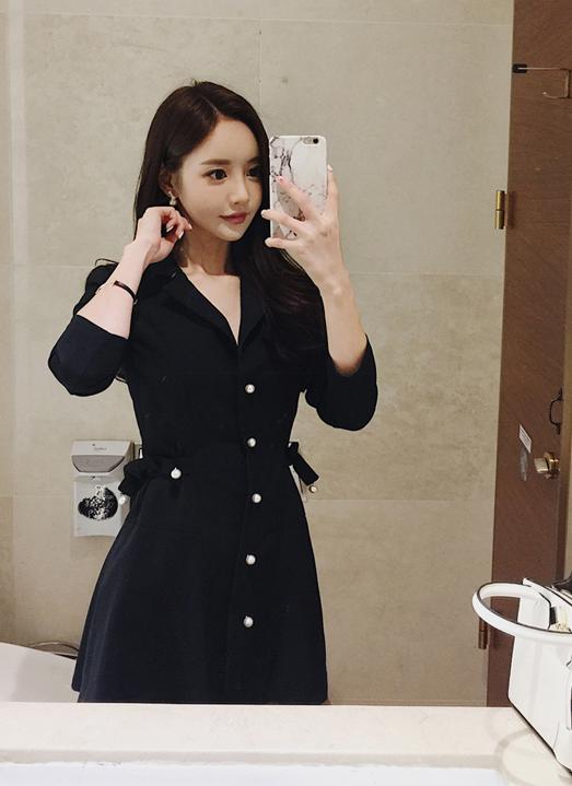 孙允珠粉红毛衣,孙允珠丝质露背连衣长裙