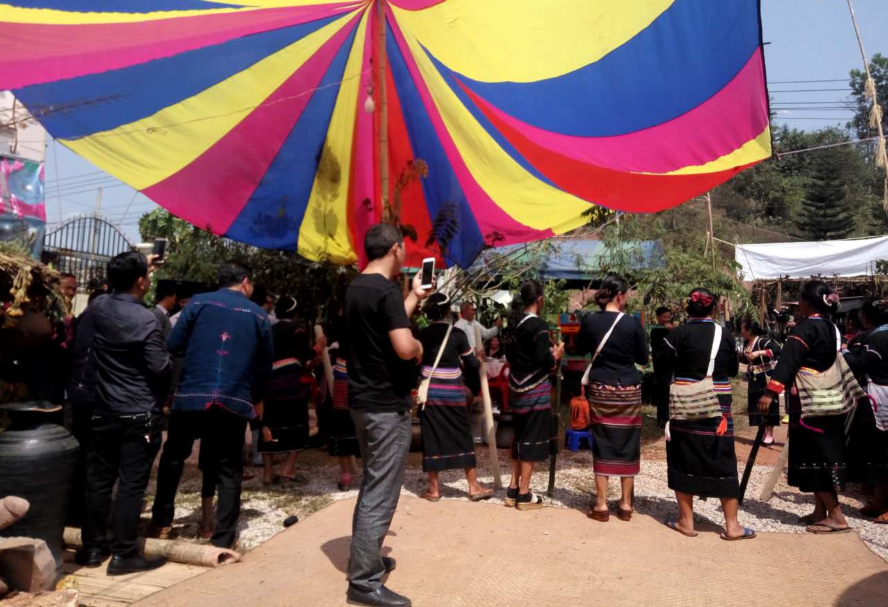 老挝街边的野生蜂蜜,老挝原始森林中纯天然野生蜂蜜