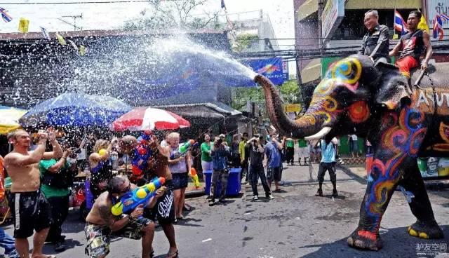 泰国泼水节真的很狂欢,泰国泼水节该去哪玩