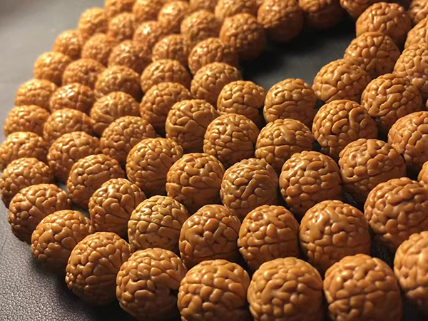 小金刚菩提纹路里有白色东西,纹路深和纹路浅的小金刚