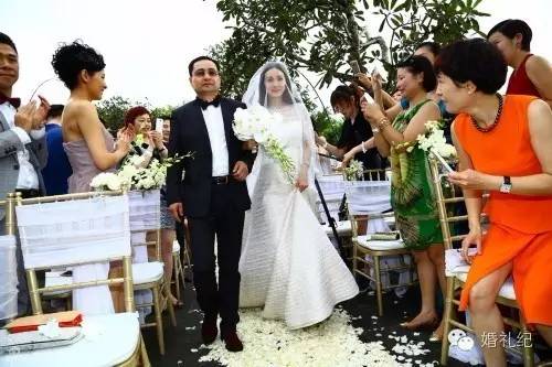 刘诗诗礼服陈妍希礼服,陈妍希陈晓婚礼母亲致辞