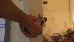 牙开瓶盖是怎样的风彩——潇洒不羁