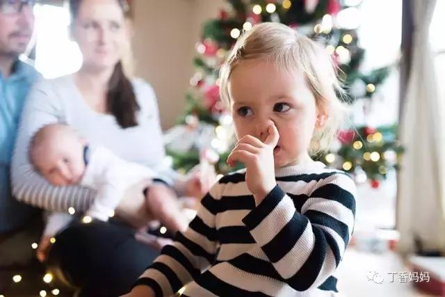 孩子挖鼻子有什么症状,提醒家长千万不要让孩子挖鼻子