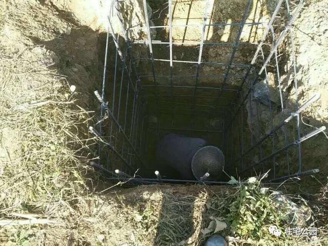 看别人在土里做房子,看别人在野外建房子