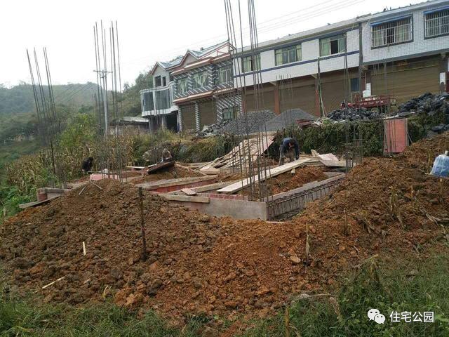 看别人在土里做房子,看别人在野外建房子