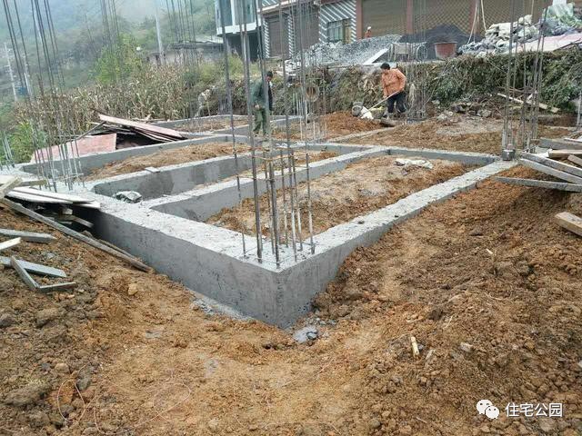 看别人在土里做房子,看别人在野外建房子