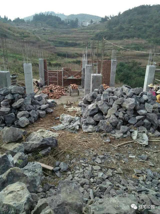 看别人在土里做房子,看别人在野外建房子