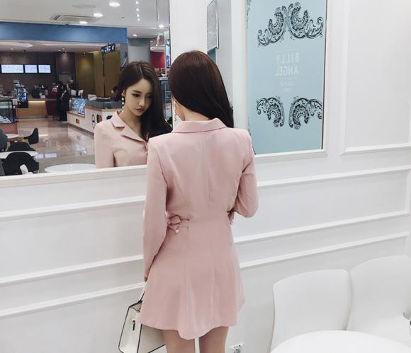 孙允珠粉红毛衣,孙允珠丝质露背连衣长裙