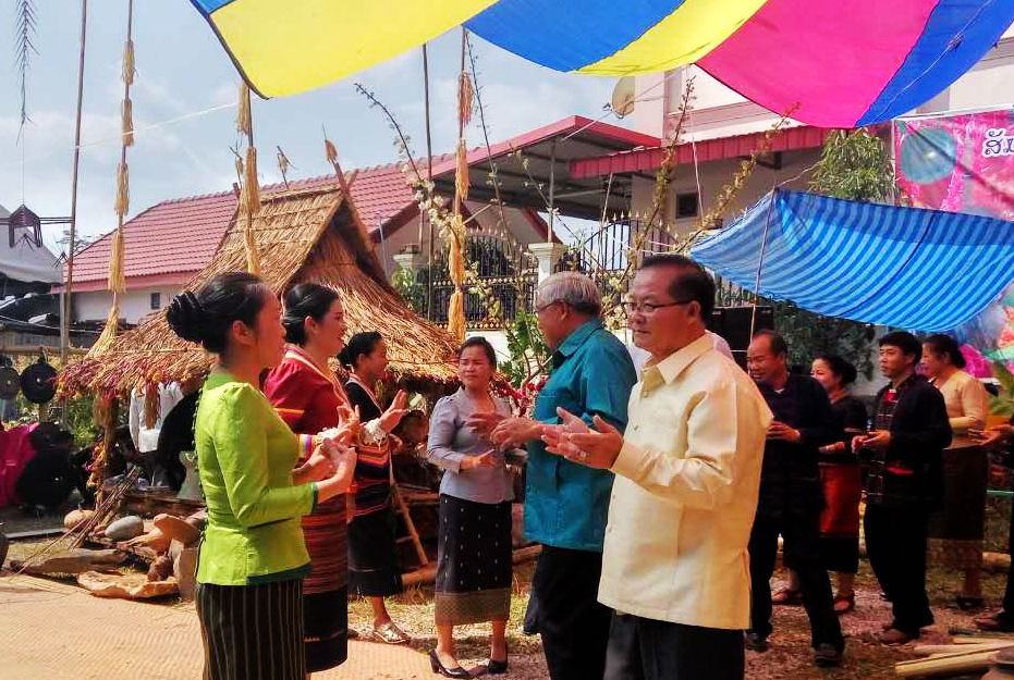老挝街边的野生蜂蜜,老挝原始森林中纯天然野生蜂蜜