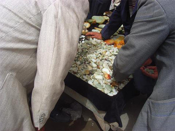 和田墨玉桃花石值钱吗,桃花石和田玉