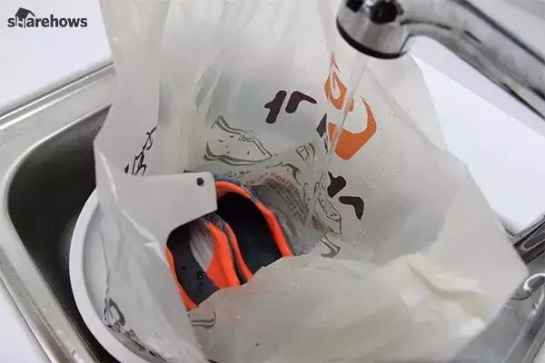 看看外国人怎么洗鞋,运动鞋脏了怎么清洗不伤鞋