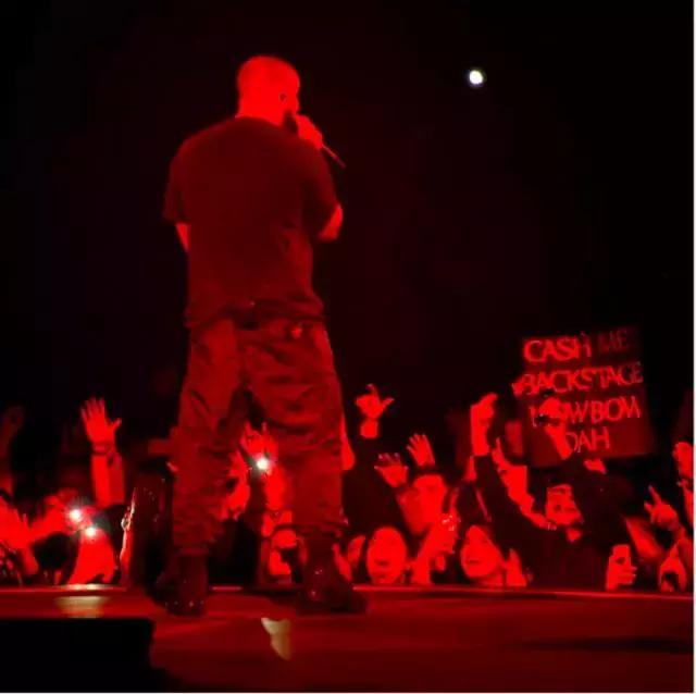 韩国明星上脚yeezy,yeezy白斑马