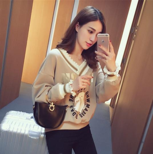 粉嫩大版型卫衣减龄穿搭,开春必备卫衣少女感小众穿搭