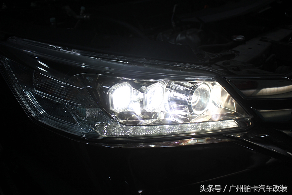 本田车灯怎么都不带透镜,本田改了透镜不开近光远光能闪吗