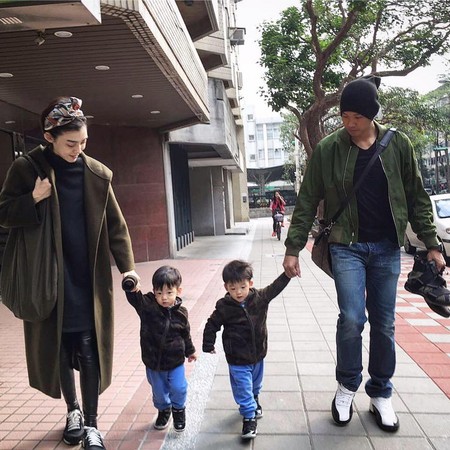 发现飞飞偷穿黑人一看：那是我第一双NIKE球鞋！