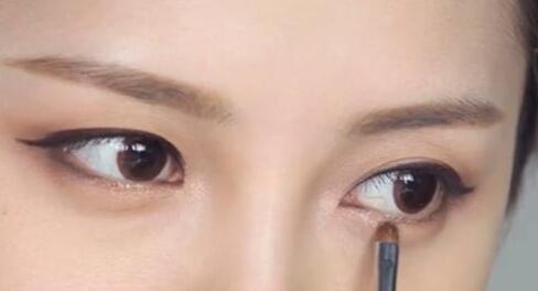 bb霜怎么涂既遮瑕又不容易油,bb霜的正确上妆法图片