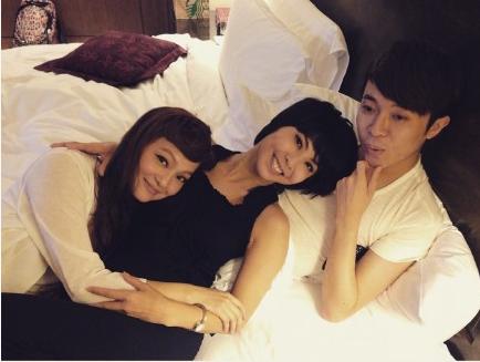 女星们的躺姿照:刘亦菲依然仙王珞丹自黑,周冬雨超放飞自我