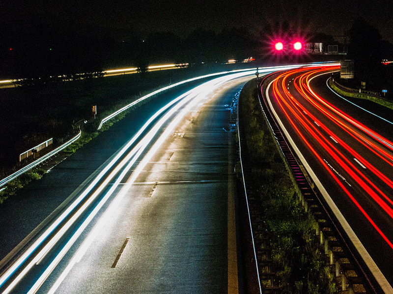 高速没路灯到底开远光还是近光,高速晚上没有路灯怎么回事