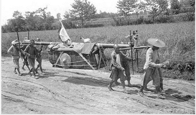 奇怪，棺材上的“扑丧鸡”掉下来后自己飞上去站在原位