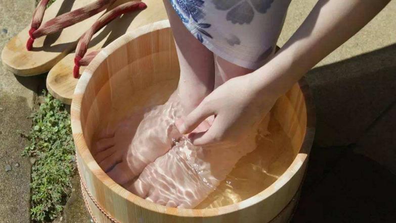 泡脚时间过长对身体的损伤有多大,泡脚也会致命5类人泡脚需谨慎