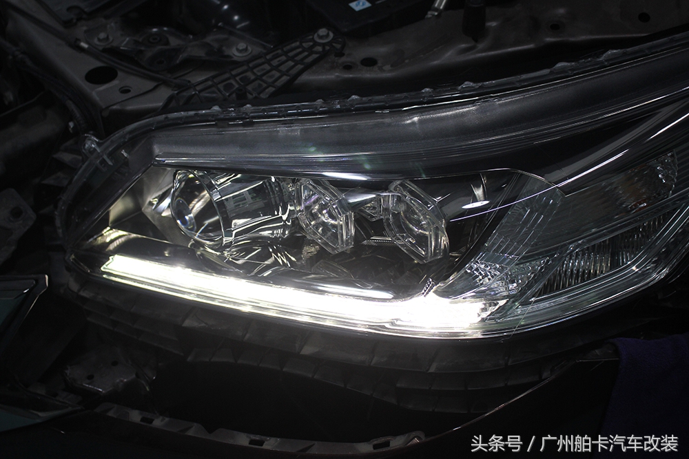 本田车灯怎么都不带透镜,本田改了透镜不开近光远光能闪吗