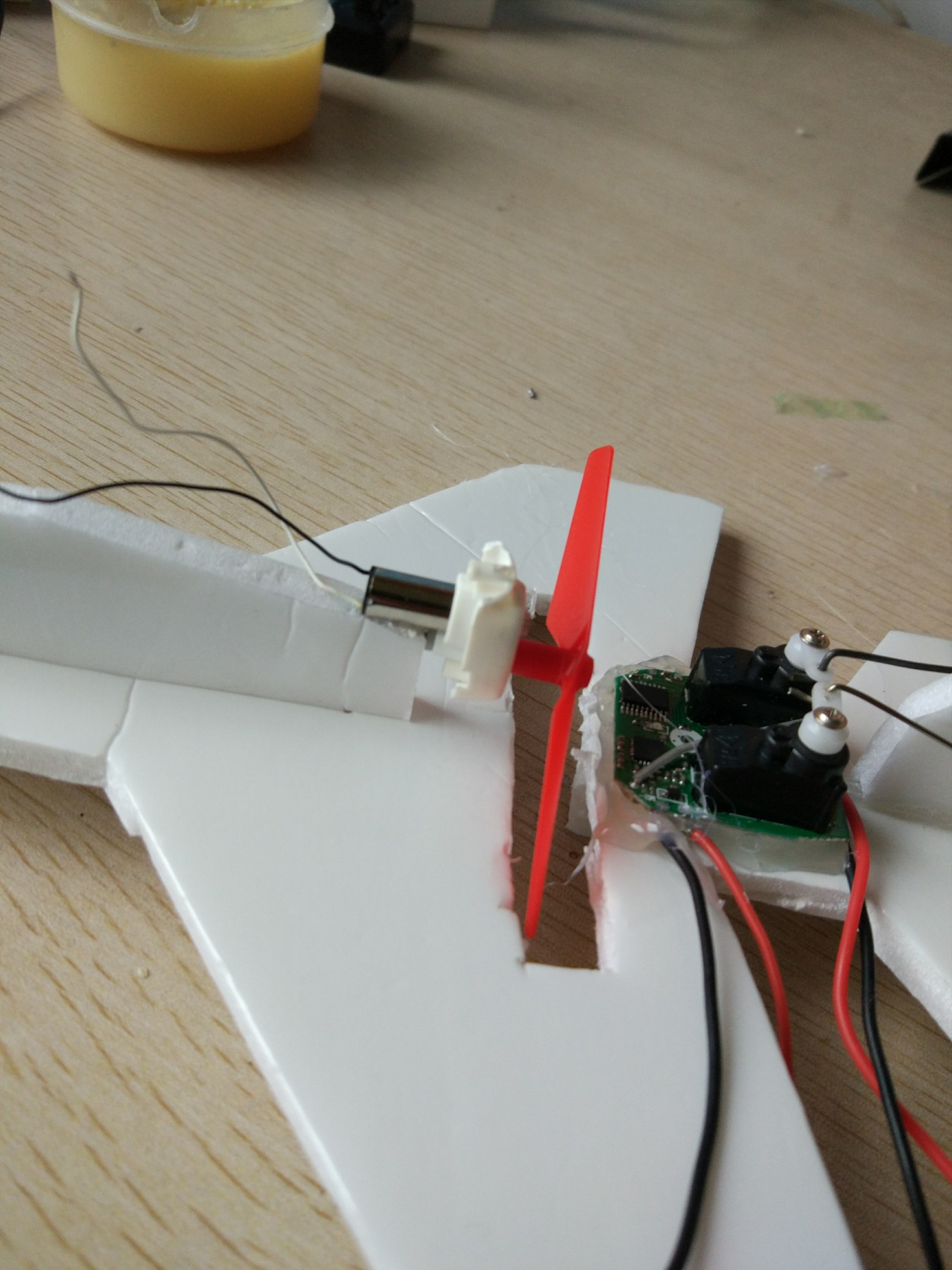 不用逛某宝某东,自己亲手制作一架遥控小飞机,飞着超爽