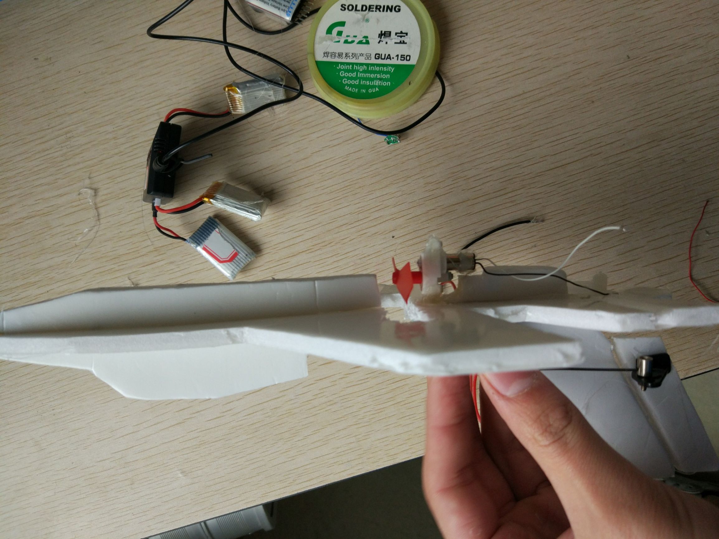 不用逛某宝某东,自己亲手制作一架遥控小飞机,飞着超爽