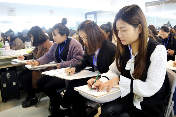 北京新视觉化妆培训学校,杭州新视觉摄影培训学校