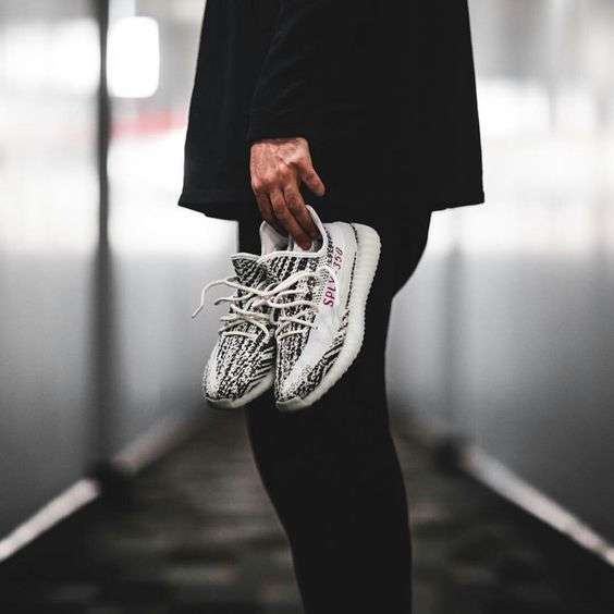 侃爷爆火的鞋叫什么,侃爷最近上脚的鞋子