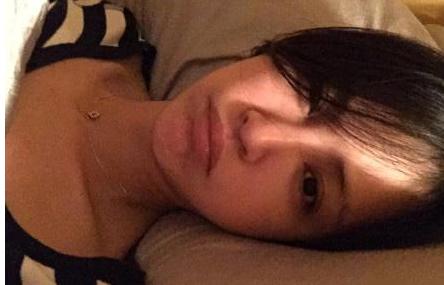 女星们的躺姿照:刘亦菲依然仙王珞丹自黑,周冬雨超放飞自我