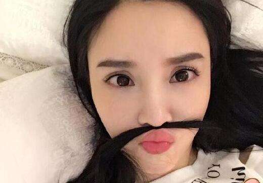 女星们的躺姿照:刘亦菲依然仙王珞丹自黑,周冬雨超放飞自我