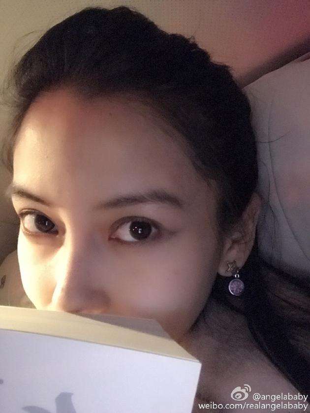 女星们的躺姿照:刘亦菲依然仙王珞丹自黑,周冬雨超放飞自我