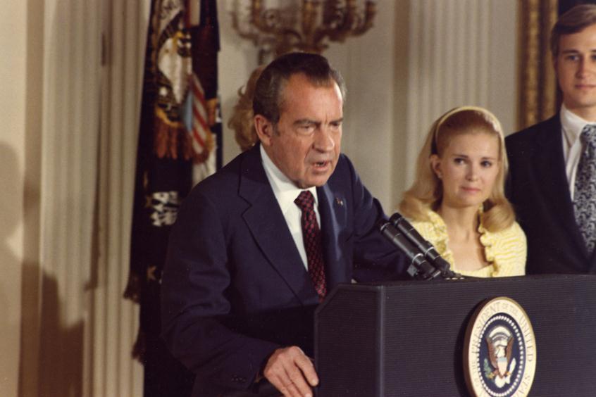 不满民主*党**下绊儿，特朗普发起“水门攻势”