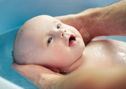 给宝宝洗澡时，不小心耳朵里进了水怎么办呢？