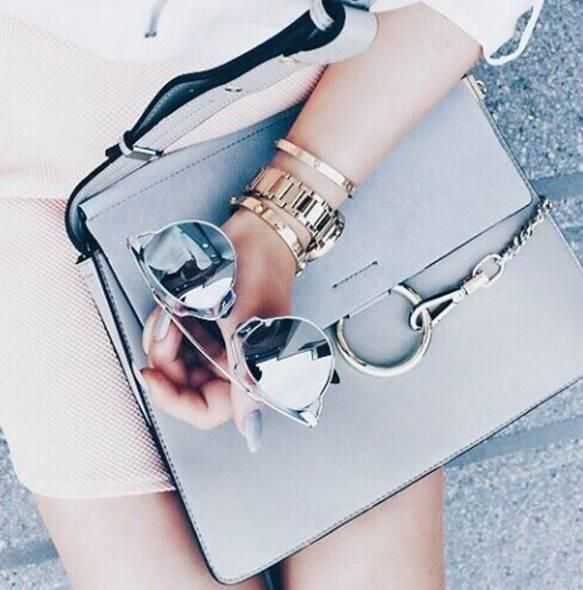 该不该用一个月工资买奢侈品,偶尔买一个奢侈品就是浪费吗