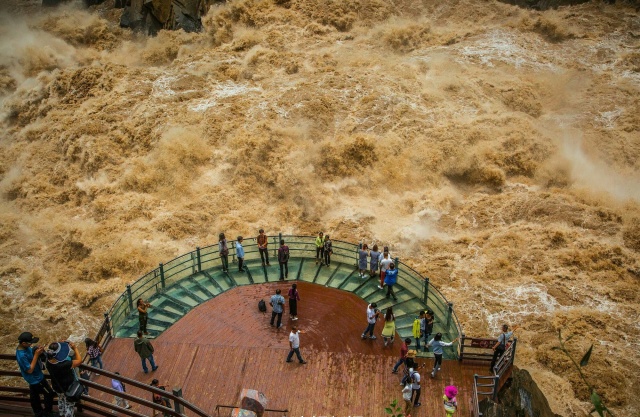 大漠户外旅行虎跳峡徒步详解,虎跳峡徒步168级勇者云梯