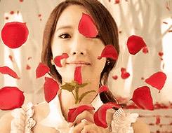 如何贴出很宽的双眼皮,单眼皮肿眼泡怎么贴出平行双眼皮