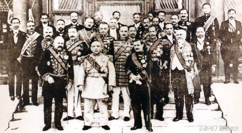 袁世凯带佩刀到参议院宣誓就任大总统此人为何堵在门口不让进?