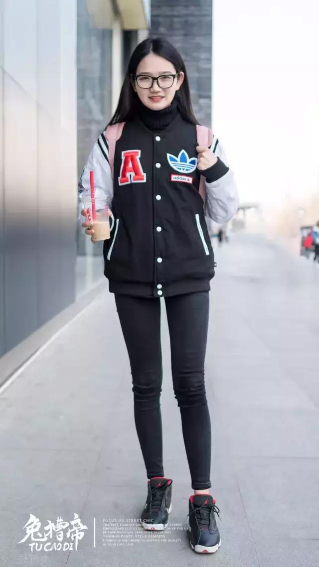 你的iphone7和AJ1同时掉河里，你先救哪个？