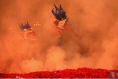 元宵节，在这里的鞭炮是这样玩的，看着都痛呀