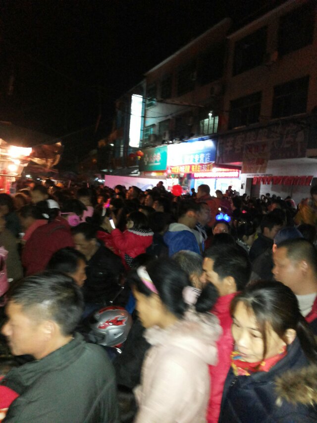 元宵节，在这里的鞭炮是这样玩的，看着都痛呀