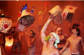 元宵节，在这里的鞭炮是这样玩的，看着都痛呀