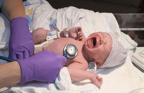 出生新生儿眼睛,新生儿右眼出血是什么原因引起