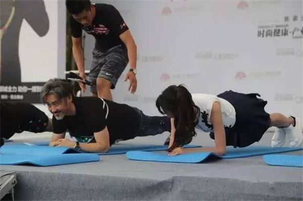 半个月平板支撑可以练出来马甲线,平板支撑一天多久能锻炼马甲线