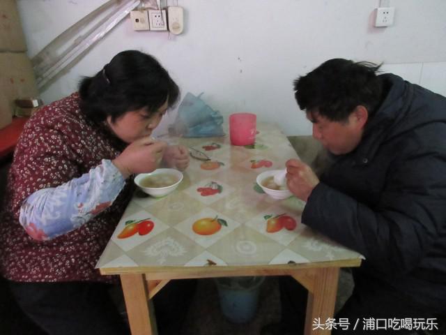 吃在浦口古稀老夫妻喊你来吃手工元宵喽！三块钱六个卖了15年