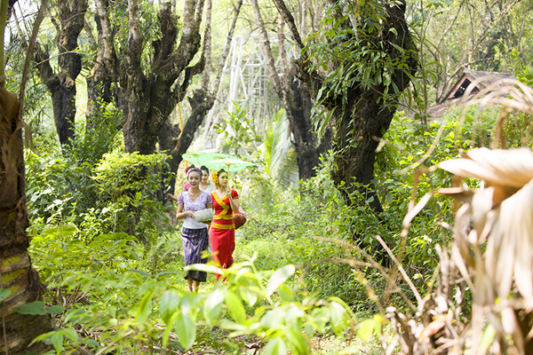 云南西双版纳美丽的傣族姑娘,云南傣族园攻略