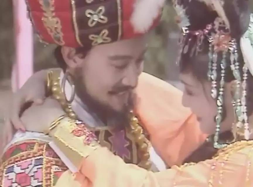 她曾是王的女人，被*兽禽**囚禁洞中整三年，逃回家丈夫却不再碰她！