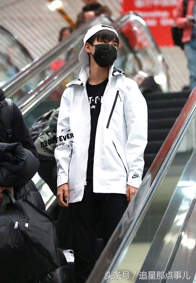 王俊凯nike彩虹鞋,王俊凯nike迪奥