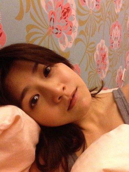 女星们的躺姿照:刘亦菲依然仙王珞丹自黑,周冬雨超放飞自我