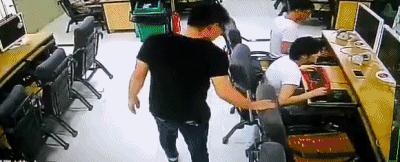 找出图中12个小偷,小偷偷东西的记号什么样子